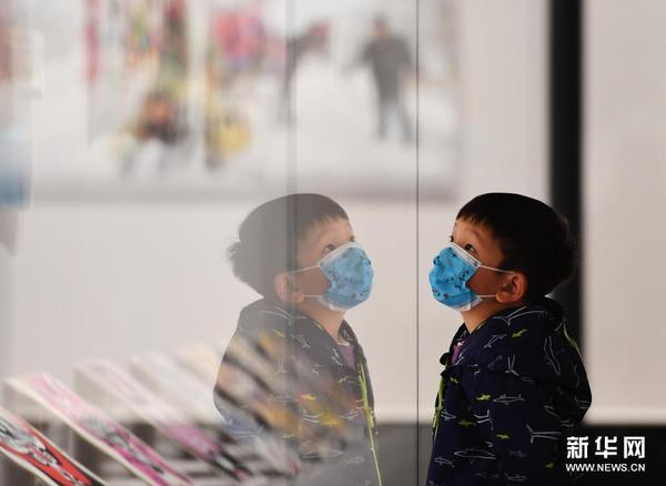 4月18日，小朋友在参观“新时代黄河大合唱”大型摄影主题展览。新华社记者 张浩然 摄