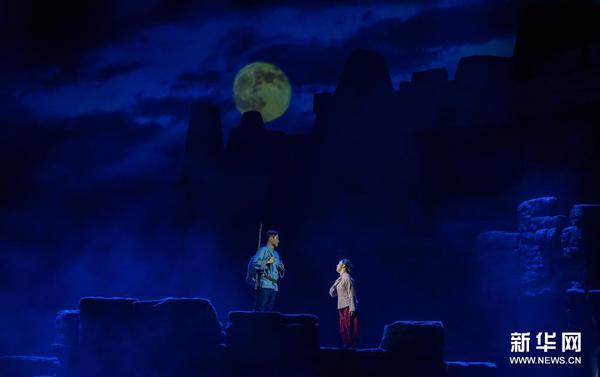 　4月20日，演员在国家大剧院表演民族歌剧《沂蒙山》。新华社记者 翟健岚 摄