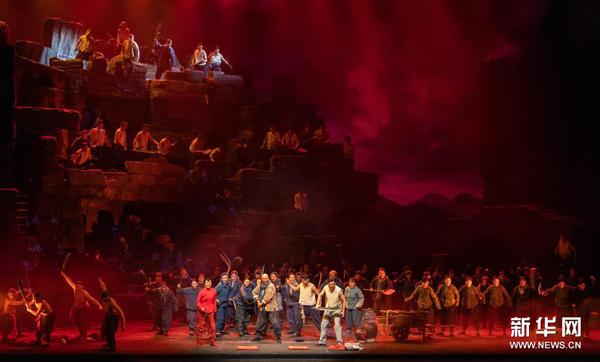 4月20日，演员在国家大剧院表演民族歌剧《沂蒙山》。新华社记者 翟健岚 摄4