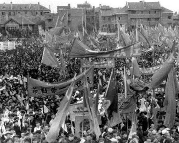 1950年5月1日，天津人民群众举行了盛大集会和游行，纪念国际劳动节。