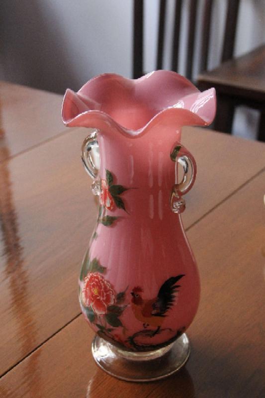 见证历史的粉色玻璃花瓶