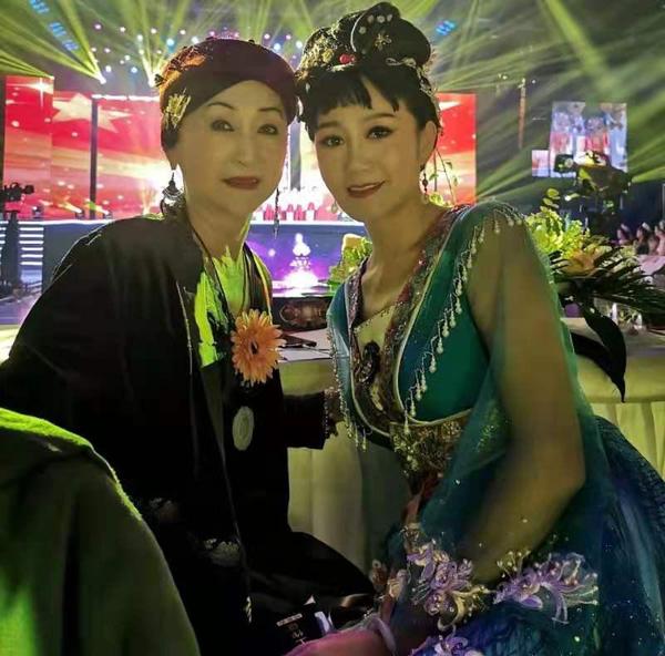 陈爱莲（左）与女儿陈妤