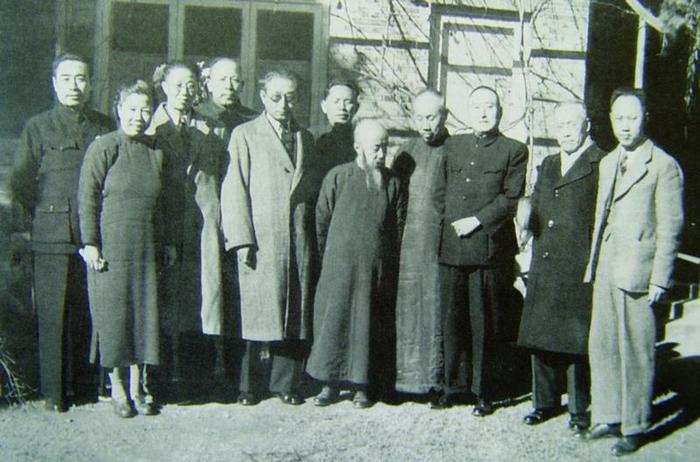 1946年11月12日，周恩来在梅园新村设宴招待民盟代表。