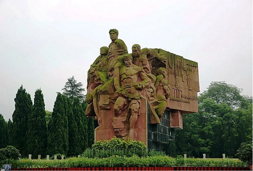 息烽集中营革命历史纪念馆前雕塑