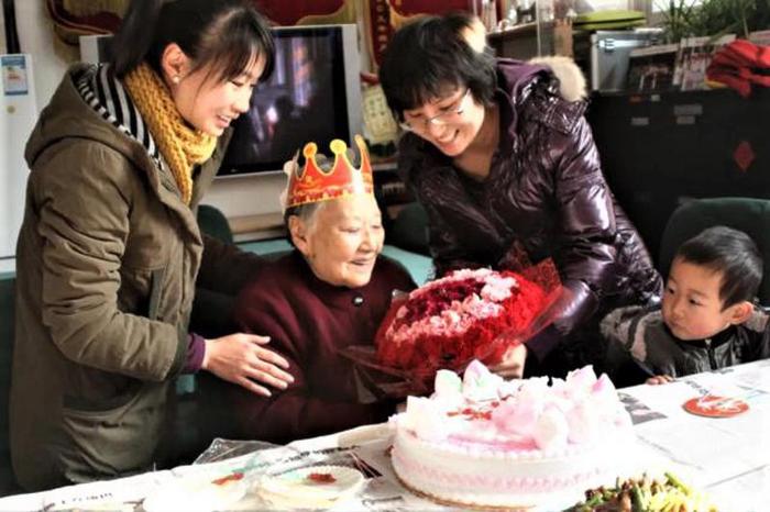 ▲ 北京协作者工作人员为社区孤寡老人过生日。 （资料图）