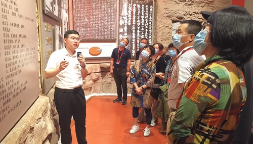 红旗渠干部学院教师张晨为学员们讲述红旗渠战天斗地的修建历史