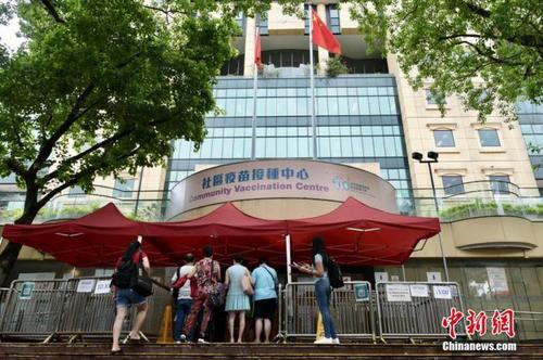 6月4日上午，香港市民于中央图书馆社区疫苗接种中心门口排队等候接种新冠疫苗。 中新社记者 李志华 摄