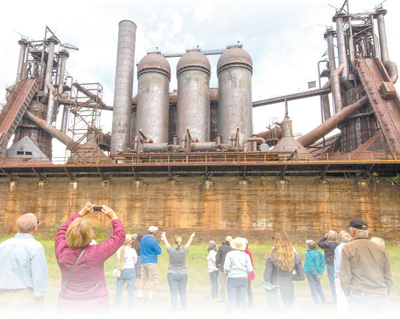 　在美国匹兹堡，人们参观原炼铁厂高炉遗存。