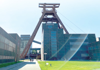 　德国关税同盟煤矿工业区地标性建筑“12号矿井塔”。