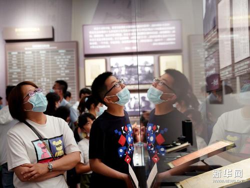 　6月6日，参观者在中共一大纪念馆内参观。新华社记者 刘颖 摄