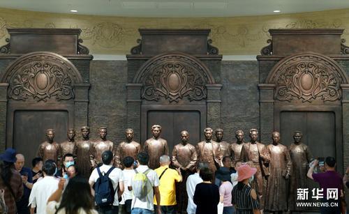 　6月6日，观众在中共一大代表群体铜像前参观。新华社记者 刘颖 摄