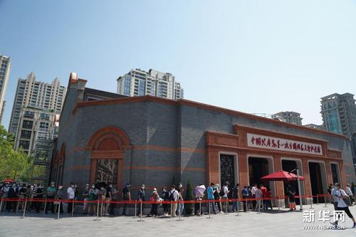 　6月6日，人们在中共一大纪念馆前排队等待参观。新华社记者 刘颖 摄
