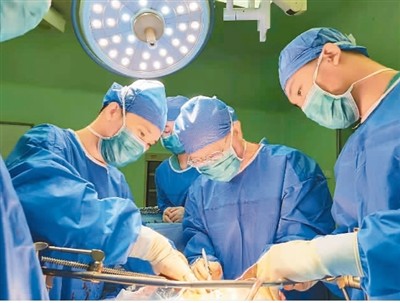 卢实春团队在实施晚期肝癌外科手术。