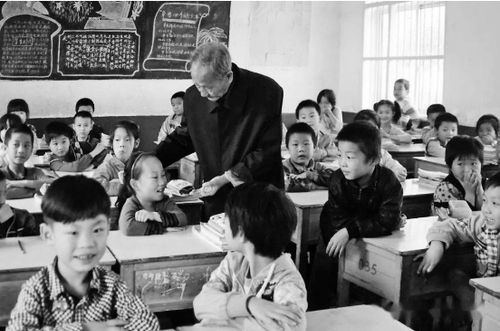 李维正和孩子们 上栗县长平人民教育基金会供图