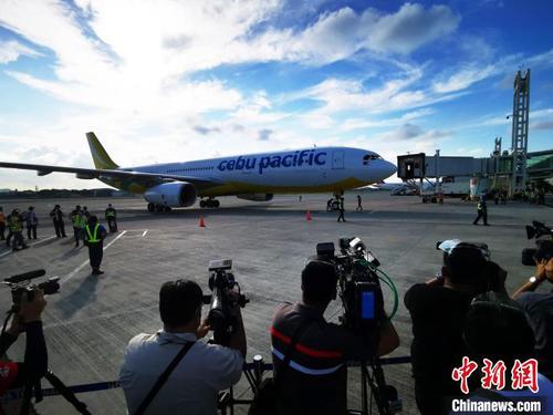 6月17日晨8时许，一架菲律宾宿务航空班机，搭载着菲律宾华社采购的中国科兴新冠疫苗飞抵马尼拉。　关向东　摄