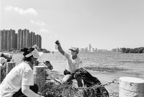 2020年8月5日，湖南卫视志愿服务队的志愿者们参与河流守望者组织的净滩行动，清理河滩垃圾。河流守望者供图