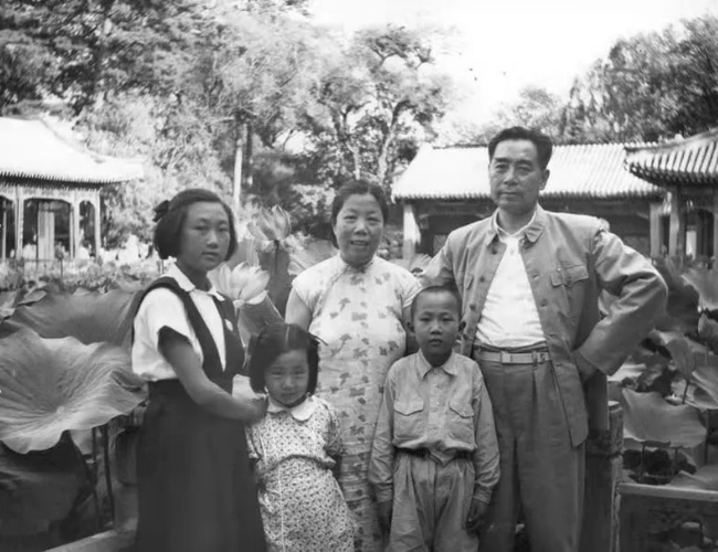 1951年夏与伯父伯母在颐和园谐趣园