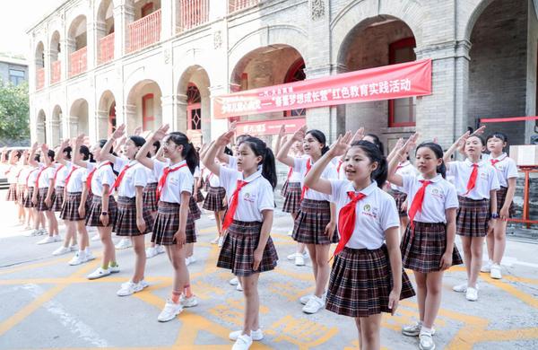 女童合唱《我们是共产主义接班人》
