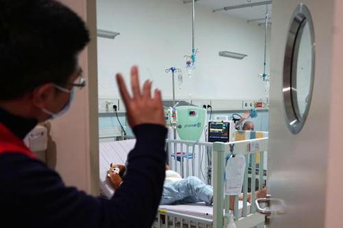 中国红基会工作人员探访已获得救助的白血病儿童