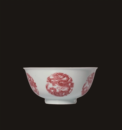 清康熙釉里红团龙纹碗