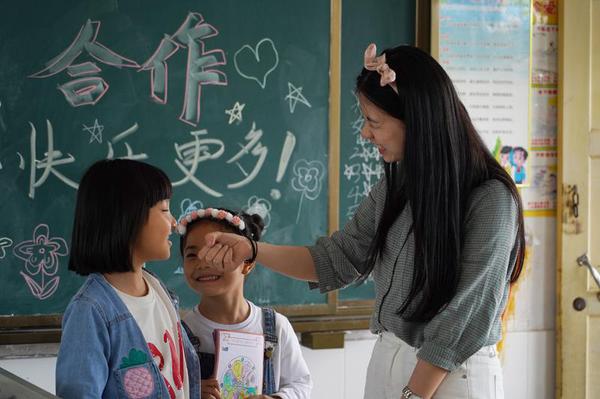 在心智素养课堂上，老师引导学生分享活动中如何和同学合作。 广东省日慈公益基金会供图