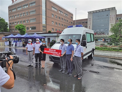 扬州女孩给医院捐赠一辆救护车，几乎用光全部存款