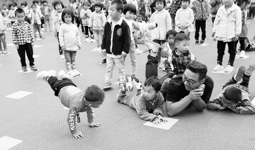 王龙羽（右二）和孩子们课间活动 受访者供图