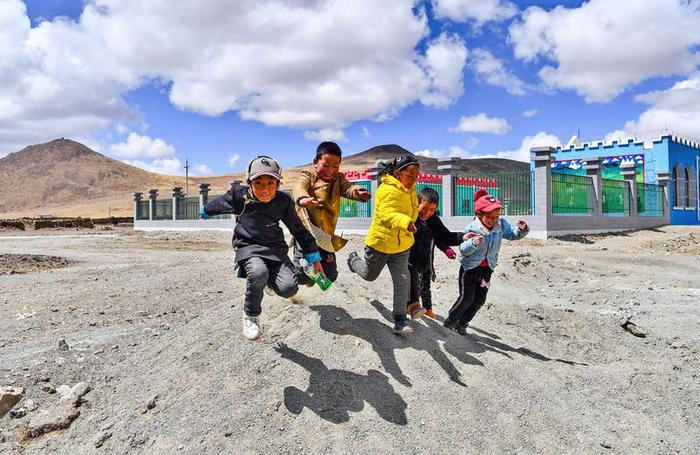 西藏山南市浪卡子县普玛江塘乡，小朋友们在新建成的幼儿园前玩耍。新华社发（资料图）