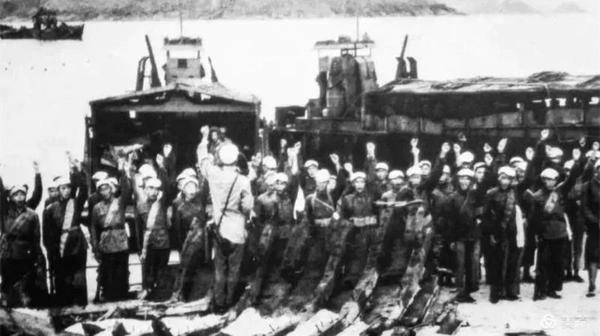8月26日10b01图：万山群岛解放战役打响前，解放军参战部队进行战前动员。