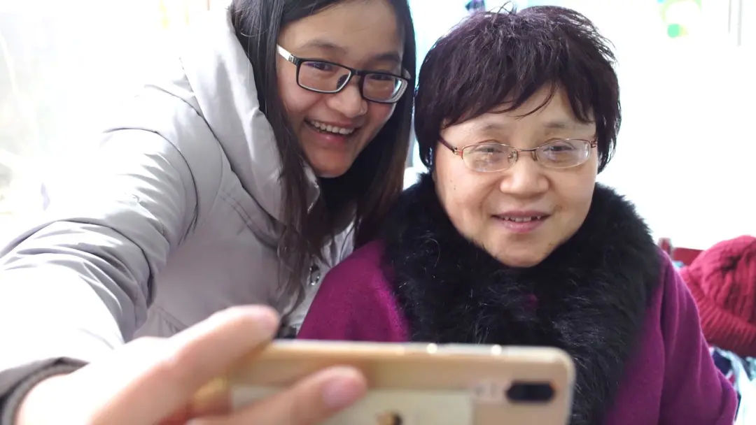 德清姑娘章宬从12岁起照顾瘫痪母亲，21年来笑着走出阴霾让生活重新变得明亮