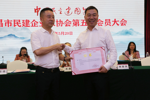 今年5月杨涛（右）当选为宜昌市民建企业家协会第五届理事会会长