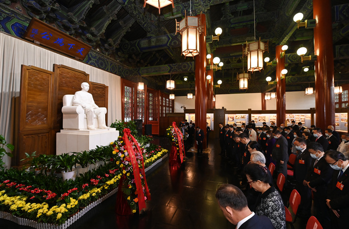 辛亥革命110周年纪念活动嘉宾参访团前往北京中山公园中山堂拜谒