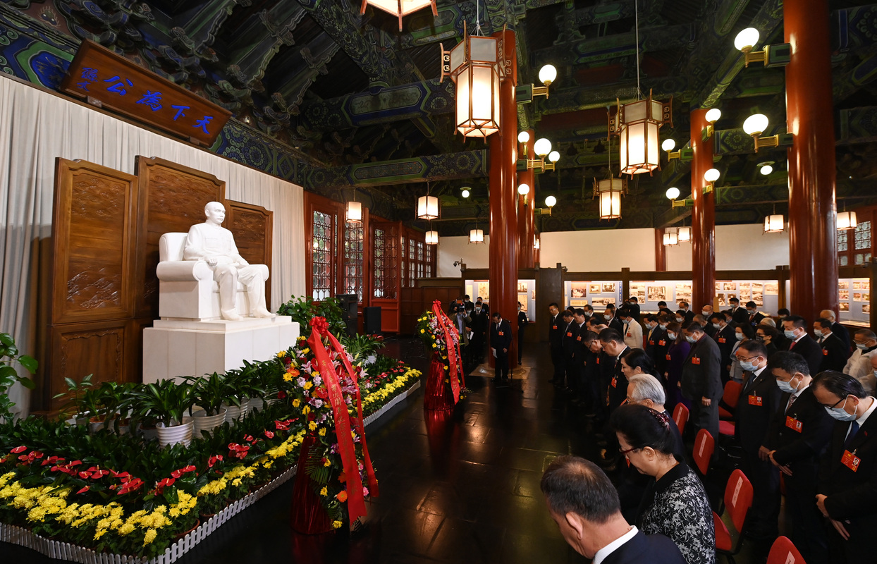  辛亥革命110周年纪念活动嘉宾参访团前往北京中山公园中山堂拜谒 
