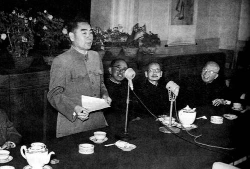 1954年5月14日，周恩来在北京中国画院成立大会上讲话，右二叶恭绰