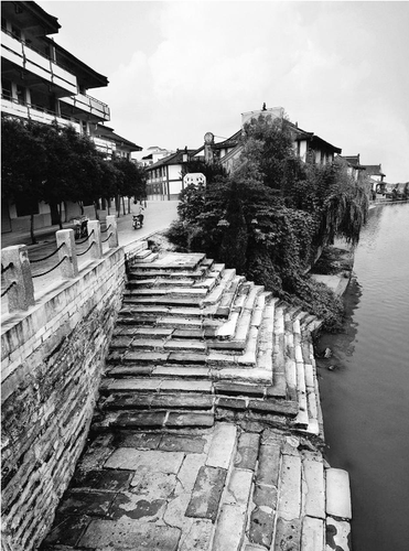 江苏省淮安市运河古埠的清江浦御马头，赛珍珠故居在河岸上这条老街的背后。