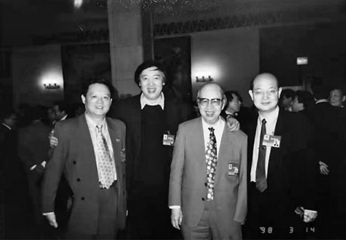 左起：本文作者汪东林、天津作家冯骥才、叶廷芳、上海作家邓伟志，摄于上世纪九十年代末第九届全国政协会议期间。