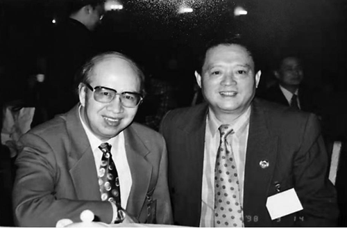 老乡见老乡 叶廷芳（左）与本文作者汪东林摄于上世纪90年代末第九届全国政协会议期间。
