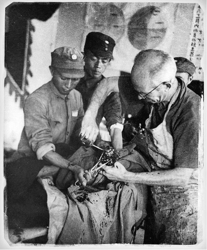 沙飞拍摄的《白求恩在模范病室为八路军伤员做手术》（1938年）