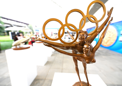 6-（主图）冬奥会首钢园区展出的主题雕塑(706990)-20211203102626