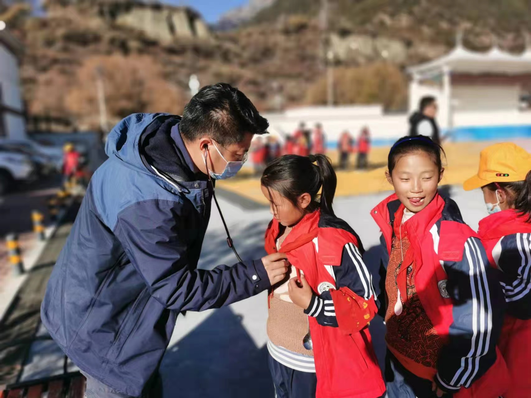 关爱西藏儿童 慈缘基金会举办爱心助学公益行活动