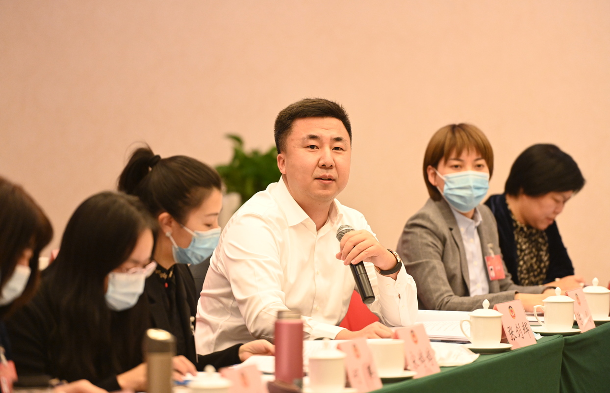 政协北京市海淀区十一届一次会议小组讨论现场