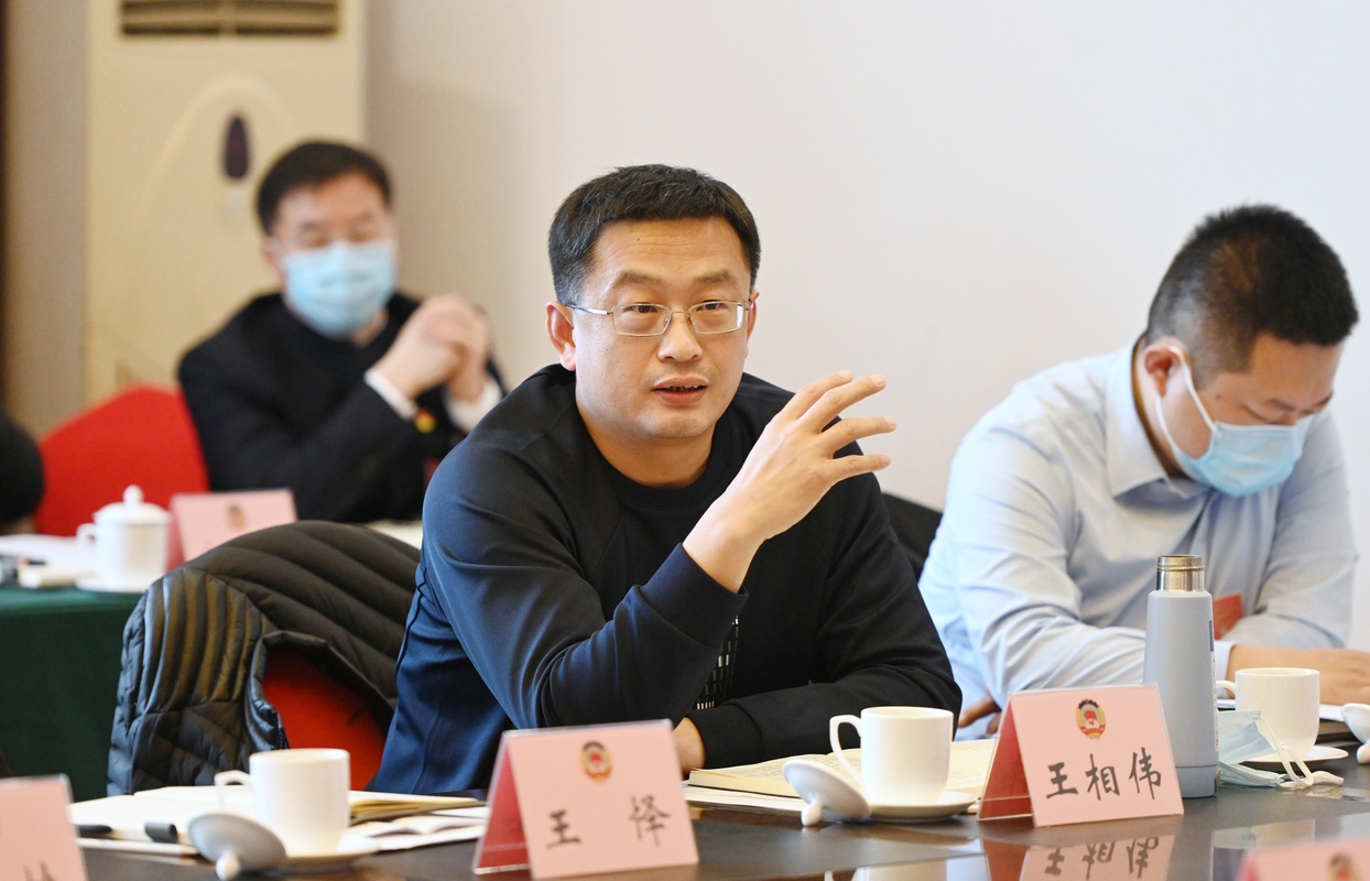      政协北京市海淀区十一届一次会议小组讨论现场