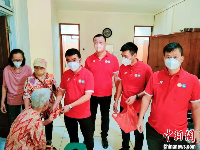 印尼福建泉州籍新华侨向当地养老院献爱心