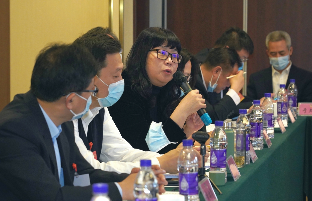 在北京市石景山区政协第十一届一次会议上，委员们围绕区政府工作报告开展讨论