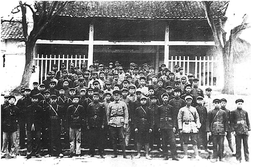 ▲红二、六军团部分干部于贵州大定合影