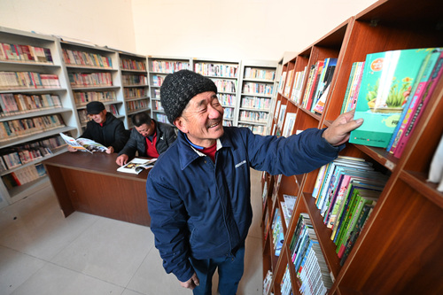 大沟村村民在“同心书屋”选择图书(774817)-20220107084112