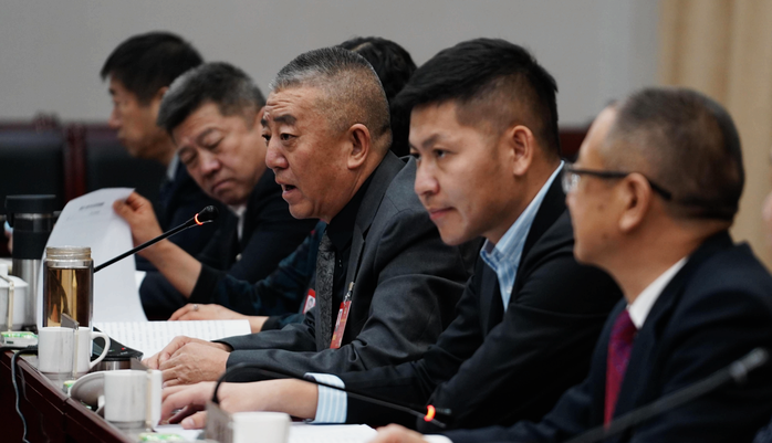 参加内蒙古自治区政协十二届五次会议的委员们分组讨论常委会工作报告