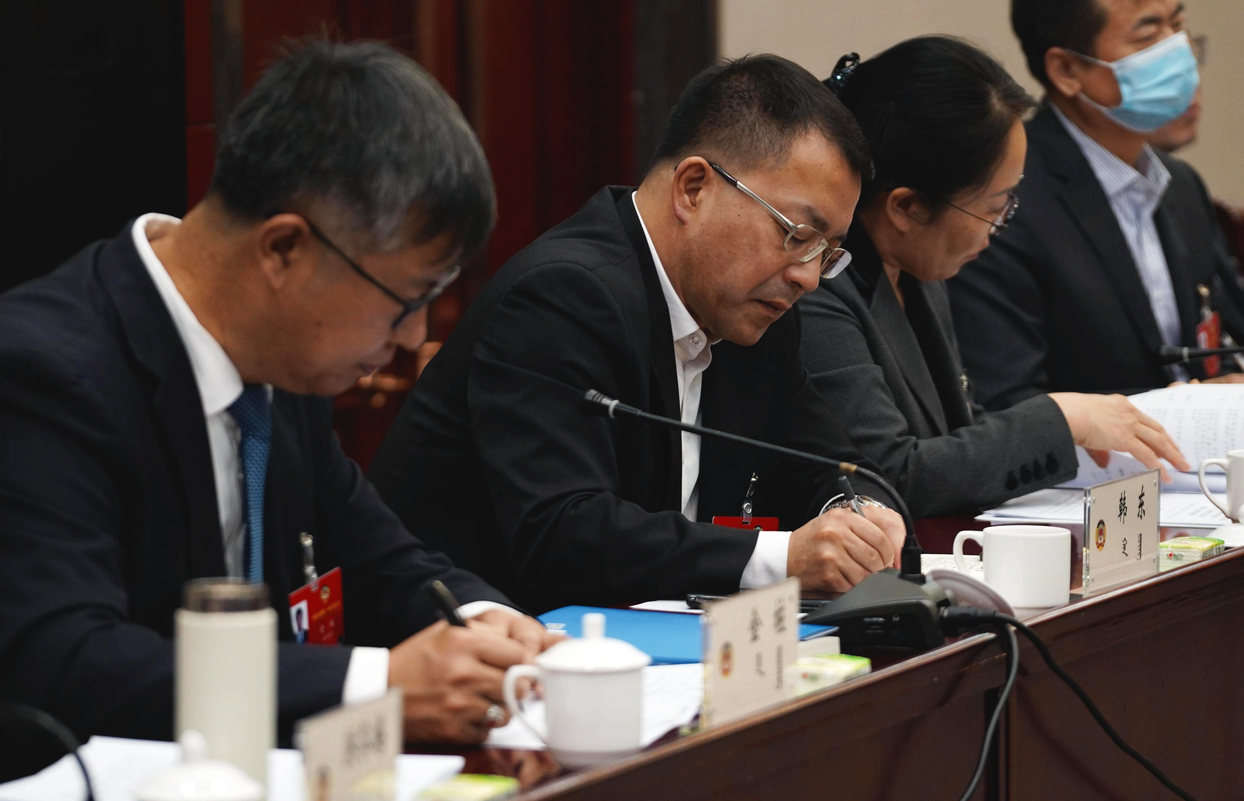 参加内蒙古自治区政协十二届五次会议的委员们分组讨论常委会工作报告