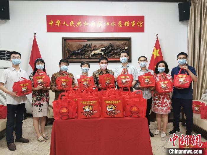 中国驻印尼使领馆向同胞发放“春节包”