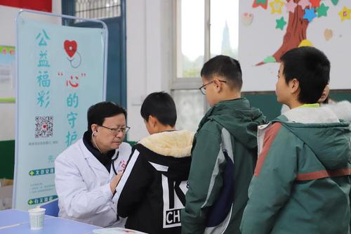 2021年12月10日，“公益福彩·‘心’的守护”青少年先心病救助项目在陕西省富平吕村小学开展义诊。